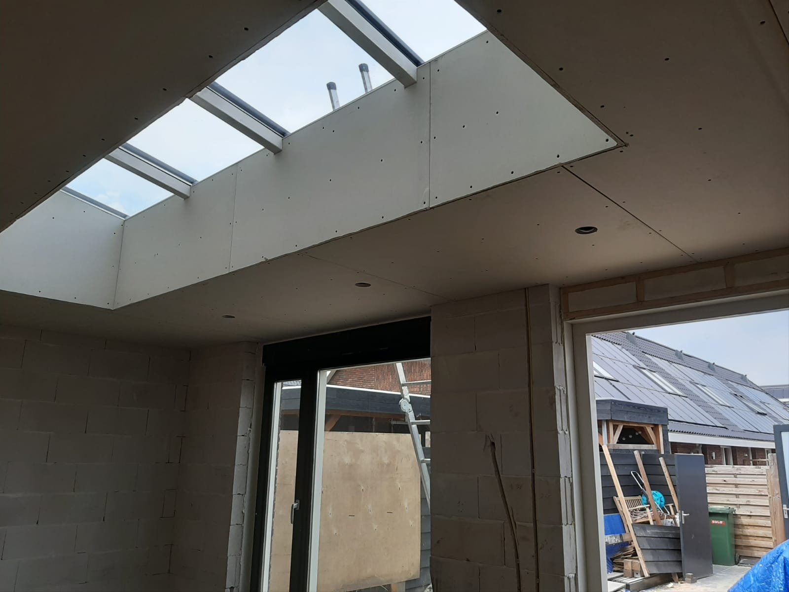 lichtstraat tegen de gevel